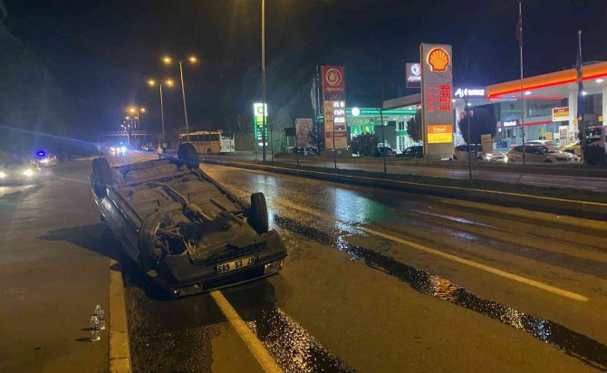 Otomobil Kaldırıma Çarparak Taklalar Attı: 4 Yaralı