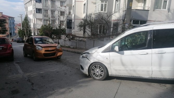 Hafif Ticari Araç İle Otomobil Kafa Kafaya Çarpıştı: 1 Yaralı