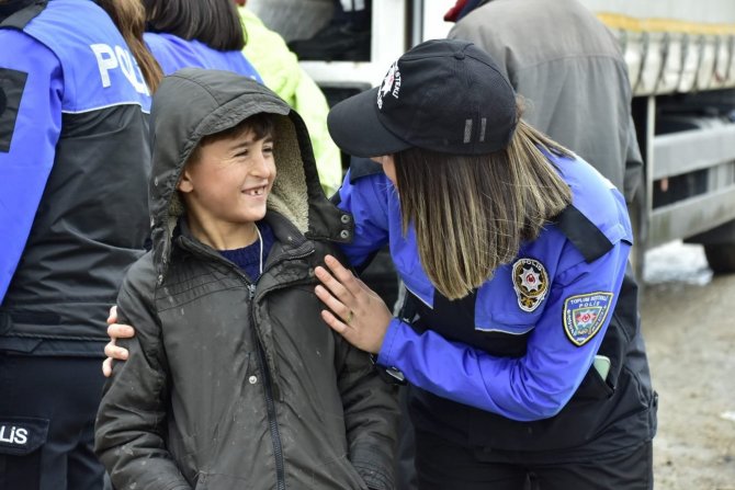 Polisin Çocuk Sevgisi