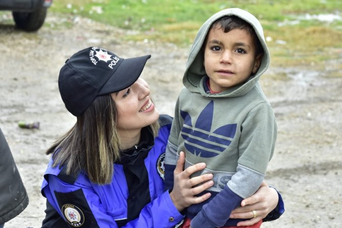 Polisin Çocuk Sevgisi