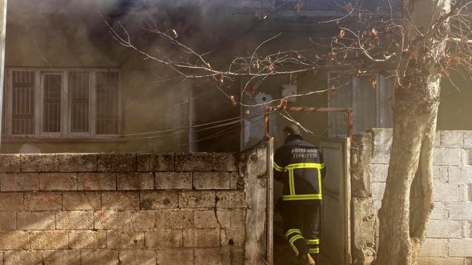 İ̇tfaiye Ekipleri Kapıyı Kırarak Yangına Müdahale Etti