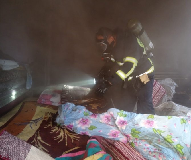 İ̇tfaiye Ekipleri Kapıyı Kırarak Yangına Müdahale Etti