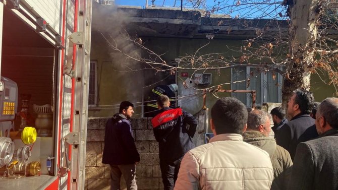İ̇tfaiye Ekipleri Kapıyı Kırarak Yangına Müdahale Etti
