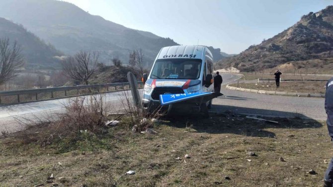 Otomobil İle Minibüs Çarpıştı: 2 Yaralı