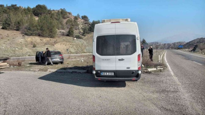 Otomobil İle Minibüs Çarpıştı: 2 Yaralı