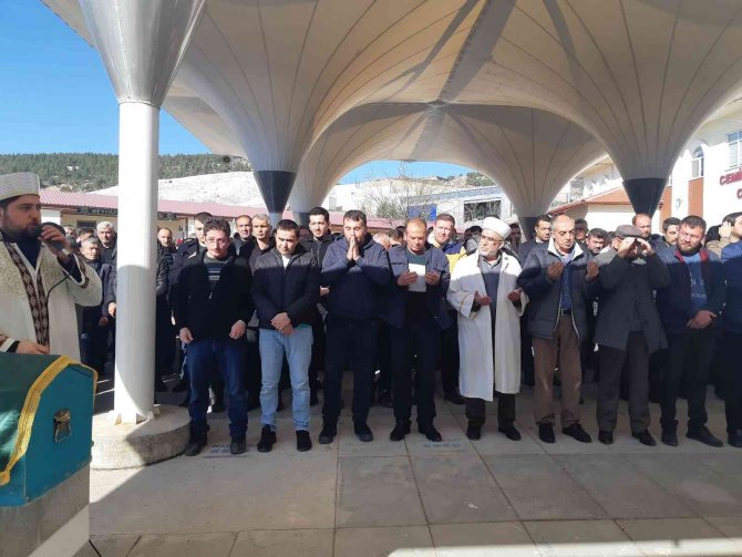 Başkent’te Park Halindeki Araçta Ölü Bulunan 2 Kişi, Beypazarı’nda Toprağa Verildi