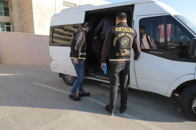 Antalya’da Toplam 84 Yıl Hapis Cezasıyla Aranan 5 Firari Yakalandı