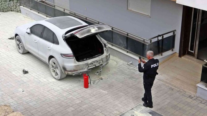 Rus Kadının Satışa Çıkardığı Milyonluk Lüks Otomobili Kundaklandı