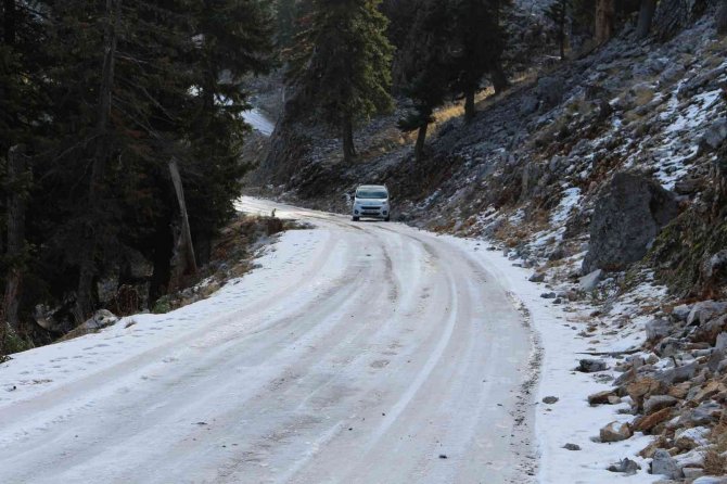 Kar Sebebiyle Araçları Yolda Kalan 4 Vatandaş Kurtarıldı