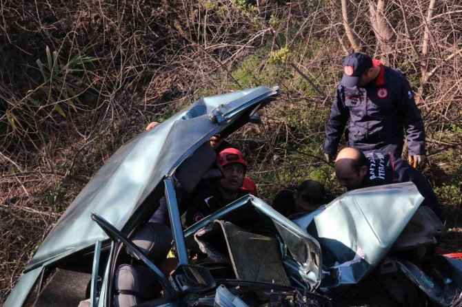 Antalya’da Köprü Demirine Çarpan Otomobilde Babanın Ardından, Oğul Da Hayatını Kaybetti