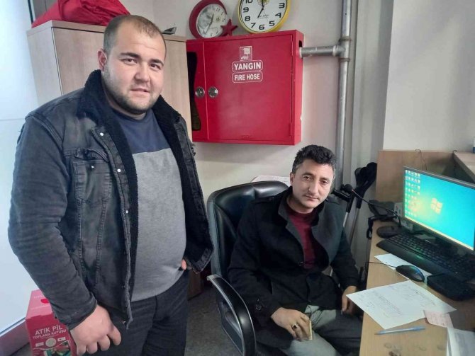 Bulduğu Cüzdan Ve Paranın Sahibine Ulaşmak İçin Kapı Kapı Dolaşıyor
