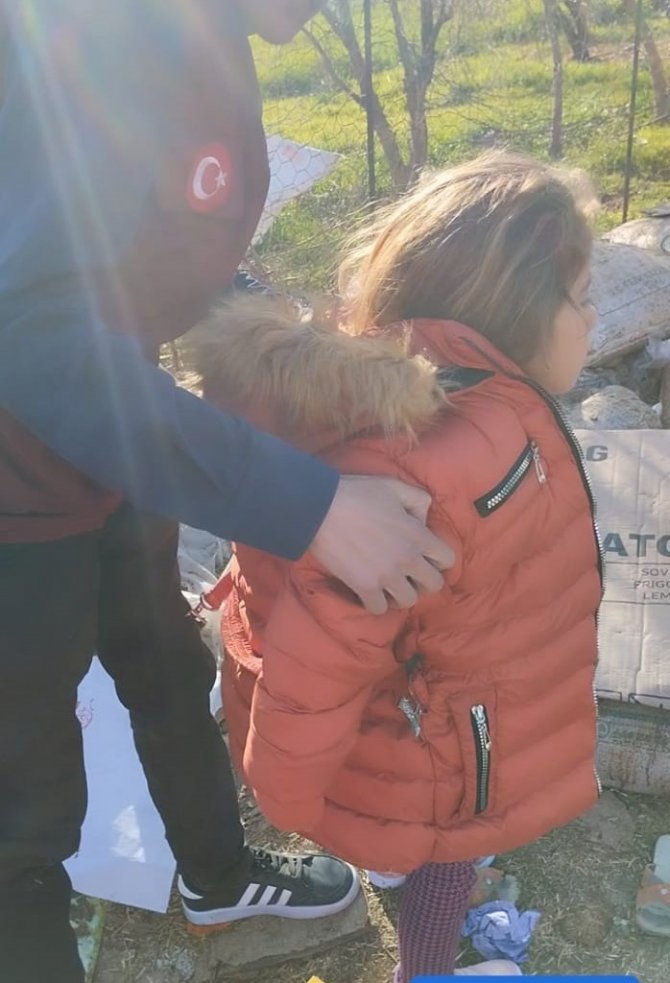 Sattığı Simit Parası İle Sınırda Yaşayan Çocuklara Bot Ve Mont Dağıttı