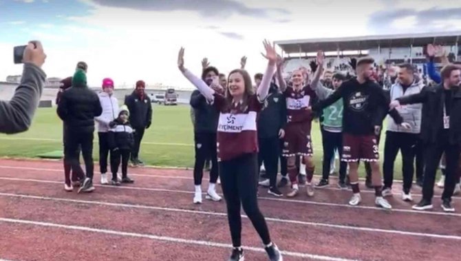 Bandırmasporlu Oyuncudan Sahada Sevgilisine Sürpriz Evlenme Teklifi