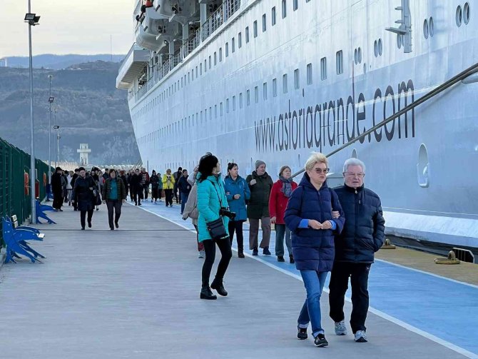 Limana Çarpan Kruvaziyerin Yolcuları Uçakla Rusya’ya Transfer Edildi