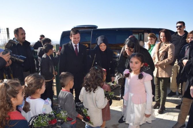 Batman Valisi Ekrem Canalp’ın Eşi Dr. Ayten Canalp Ve Protokol Eşleri Öğrencilerle Bir Araya Geldi