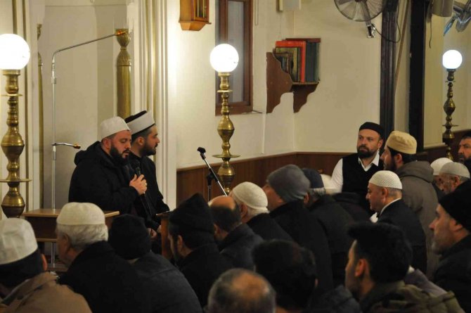 Cemaat Tarihi Yıldırım Beyazıt Camiinde Sabah Namazında Buluştu