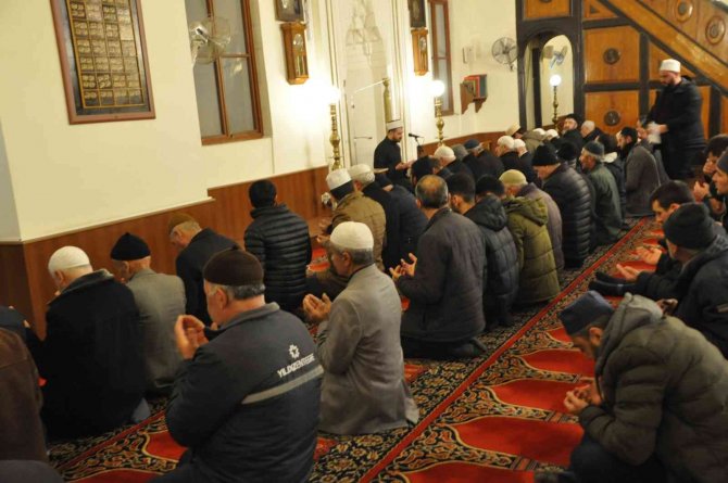 Cemaat Tarihi Yıldırım Beyazıt Camiinde Sabah Namazında Buluştu