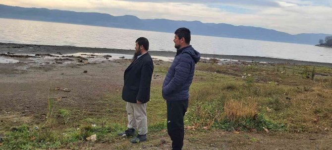 İ̇znik Gölü’nde Mahsur Kalmışlardı, Şimdi Teknelerini Arıyorlar