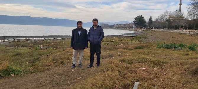 İ̇znik Gölü’nde Mahsur Kalmışlardı, Şimdi Teknelerini Arıyorlar
