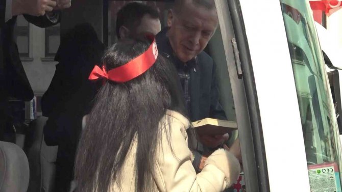 Erdoğan Kitabını İmzaladı, Genç Kız Gözyaşlarına Boğuldu