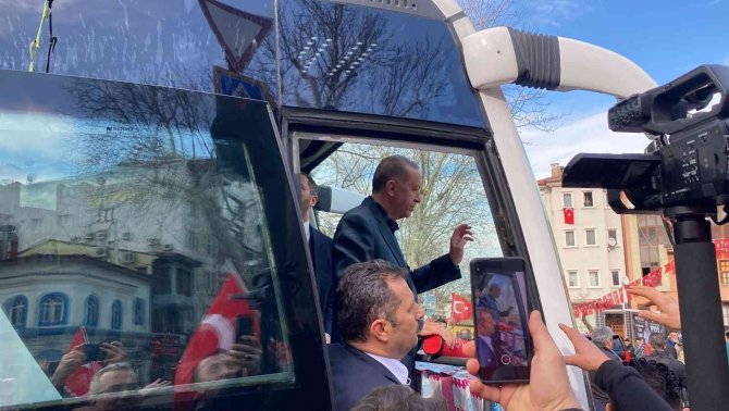 Bursa’da Binlerce Kişi Cumhurbaşkanı Erdoğan’ı Bayrak Ve Karanfillerle Karşıladı