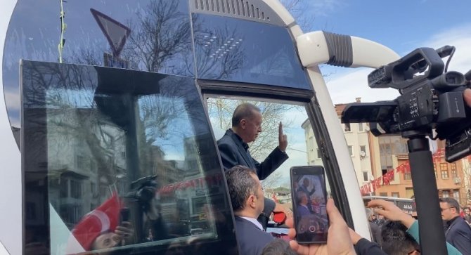 Bursa’da Binlerce Kişi Cumhurbaşkanı Erdoğan’ı Bayrak Ve Karanfillerle Karşıladı