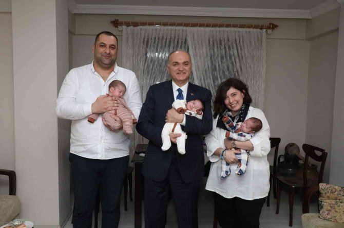 Başkan Özlü’den Üçüz Bebeklere Sürpriz Ziyaret