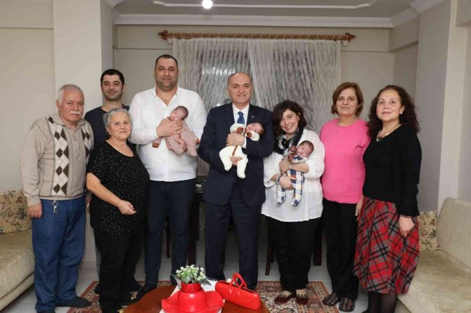 Başkan Özlü’den Üçüz Bebeklere Sürpriz Ziyaret