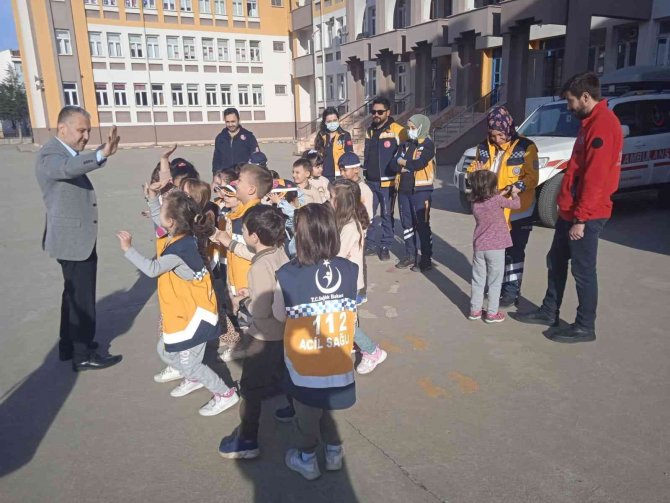 Öğrenciler Dr. Yılmaz’ı Soru Yağmuruna Tuttu