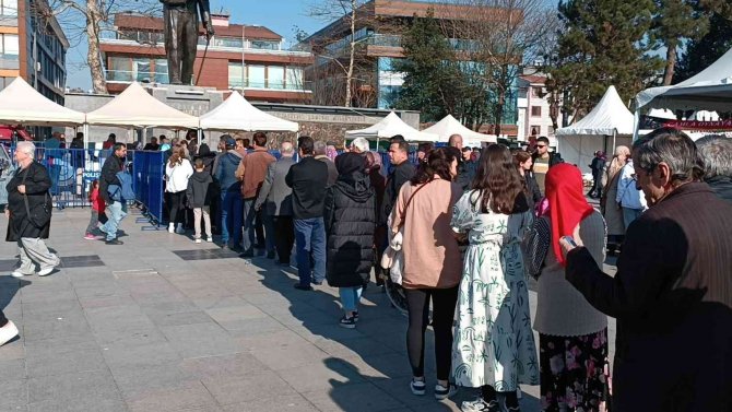 Hamsi Festivali’nde Kuymak İçin Uzun Kuyruk Oluştu