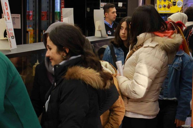 Başkent’te Öğrenciler Karne Sevincini Döner Yiyerek Kutladı