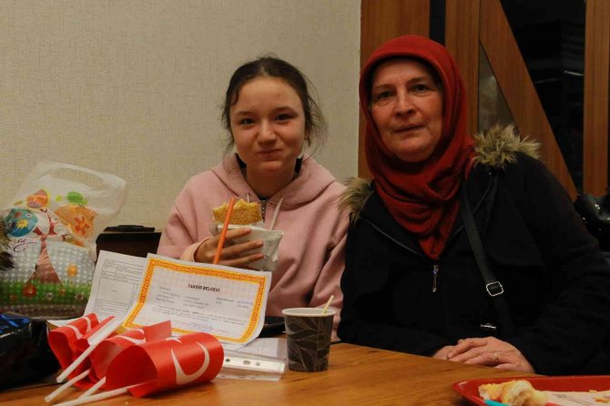 Başkent’te Öğrenciler Karne Sevincini Döner Yiyerek Kutladı