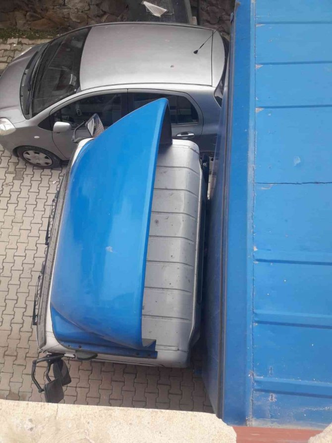 Yüksekliği Hesaplayamadı, Kamyoneti Balkon Duvarına Sıkıştırdı