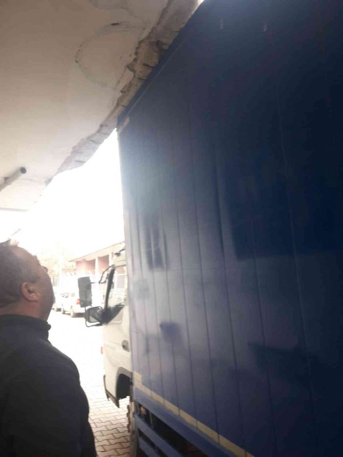 Yüksekliği Hesaplayamadı, Kamyoneti Balkon Duvarına Sıkıştırdı