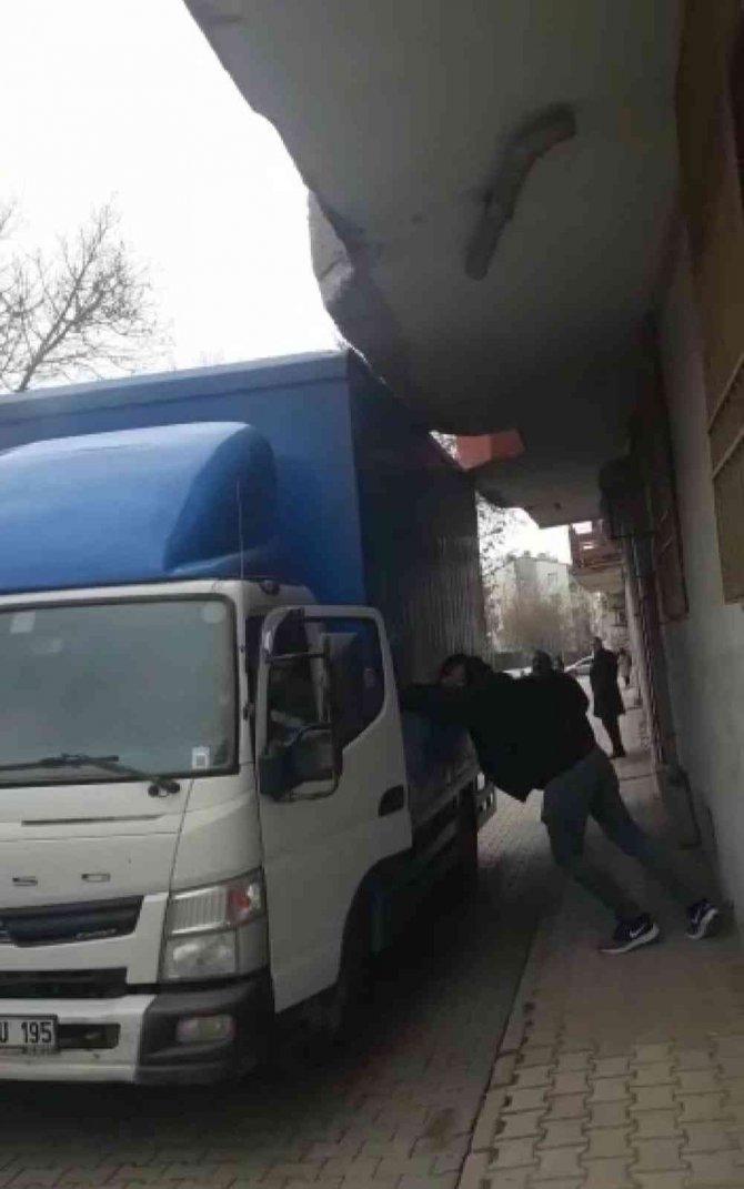 Yüksekliği Hesaplayamadı, Kamyoneti Balkon Duvarına Sıkıştırdı