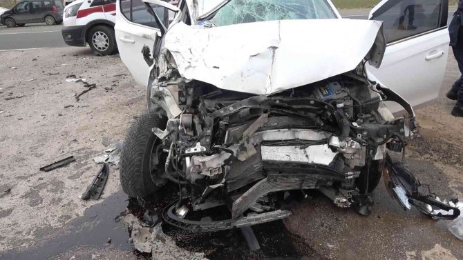 Elazığ’da Otomobil Kamyona Çarptı: 2 Yaralı