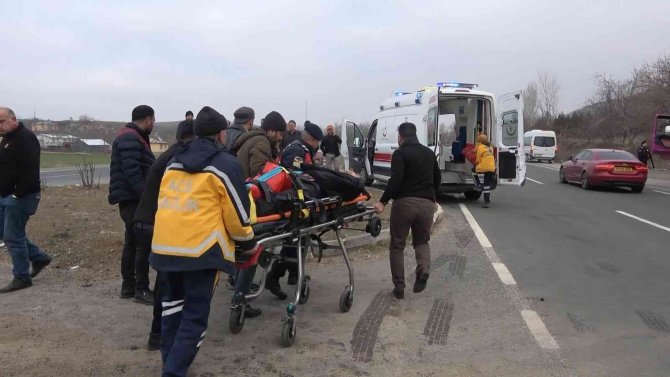 Elazığ’da Otomobil Kamyona Çarptı: 2 Yaralı