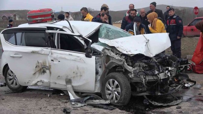 Elazığ’da Otomobil Kamyona Çarptı: 2 Yaralı