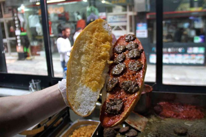 Elazığ’da 2022 Yılında 2 Milyondan Fazla Ekmek Arası Salçalı Köfte Satıldı