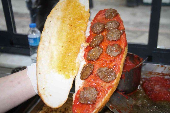 Elazığ’da 2022 Yılında 2 Milyondan Fazla Ekmek Arası Salçalı Köfte Satıldı