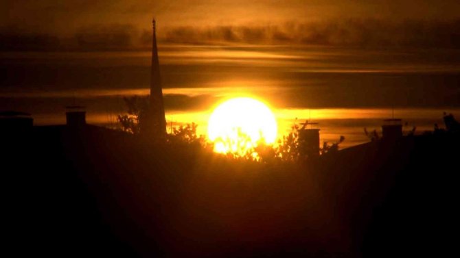 Erzurum’da Mest Eden Gün Batımı: Gökyüzü Turuncu Ve Kızıla Boyandı