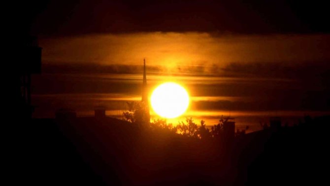 Erzurum’da Mest Eden Gün Batımı: Gökyüzü Turuncu Ve Kızıla Boyandı