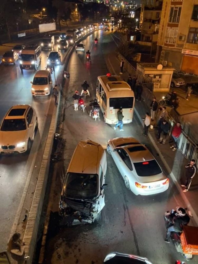 Esenler’de Alkollü Sürücü İki Araca Çarptı: 2 Yaralı