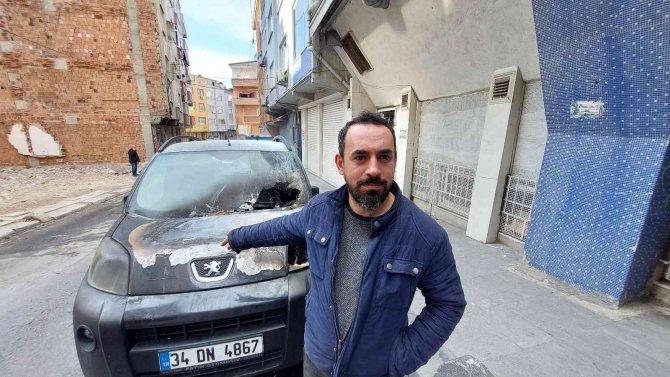 Esenler’de Madde Bağımlısı Şahıs Aracı Yakıp Kaçtı