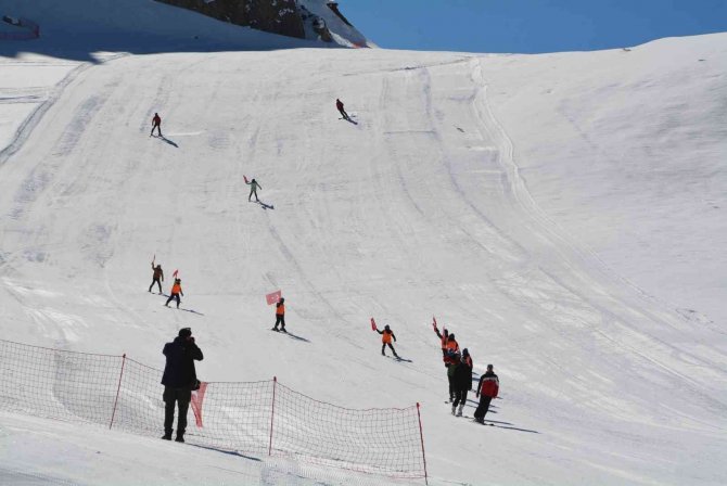 Hakkari’de Kayak Sezonu Açıldı