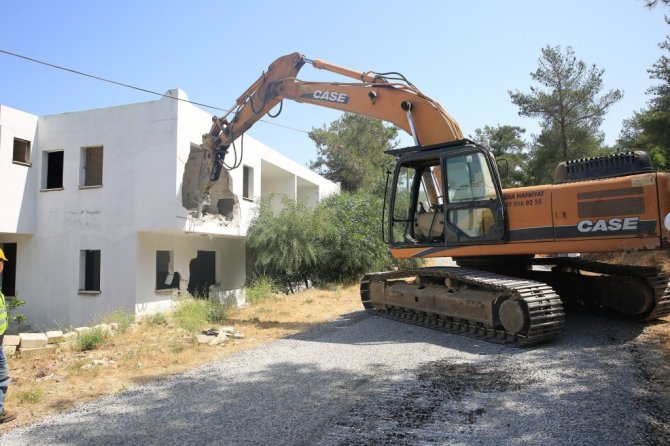 İ̇mara Aykırı Yapıların Yıkımı Devam Ediyor