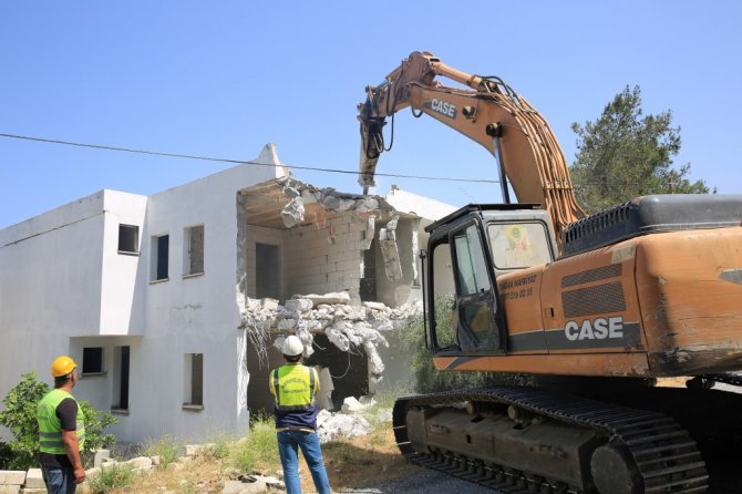 İ̇mara Aykırı Yapıların Yıkımı Devam Ediyor