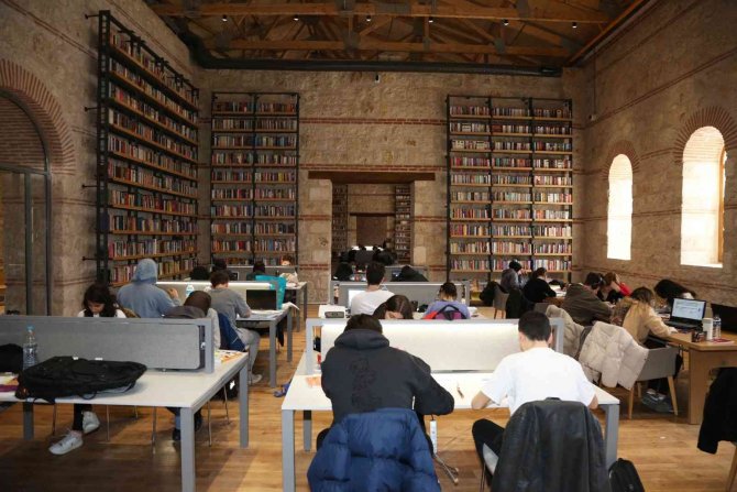 Rami Kütüphanesi’ni Günde 20 Binin Üzerinde Kişi Ziyaret Ediyor