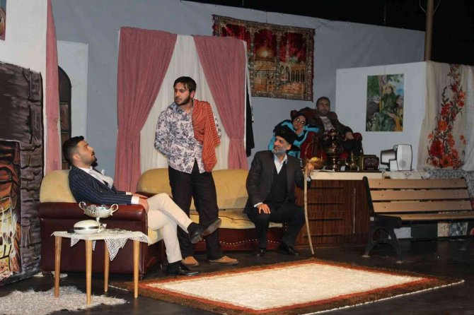 Kahta’da “Senin Annen Bir Melekti Yavrum” Tiyatro Oyunu Sergilendi