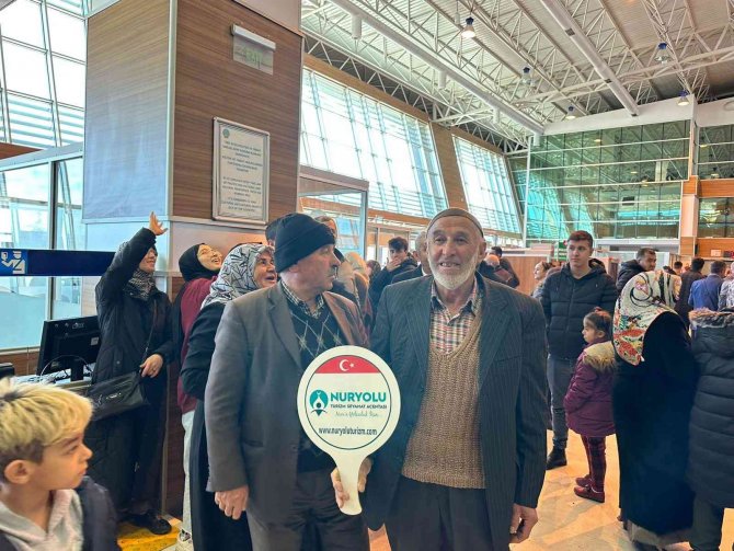 Yarı Yıl Tatilini Kutsal Topraklarda Geçirecekler: 150 Kişilik Kafile Dualarla Uğurlandı